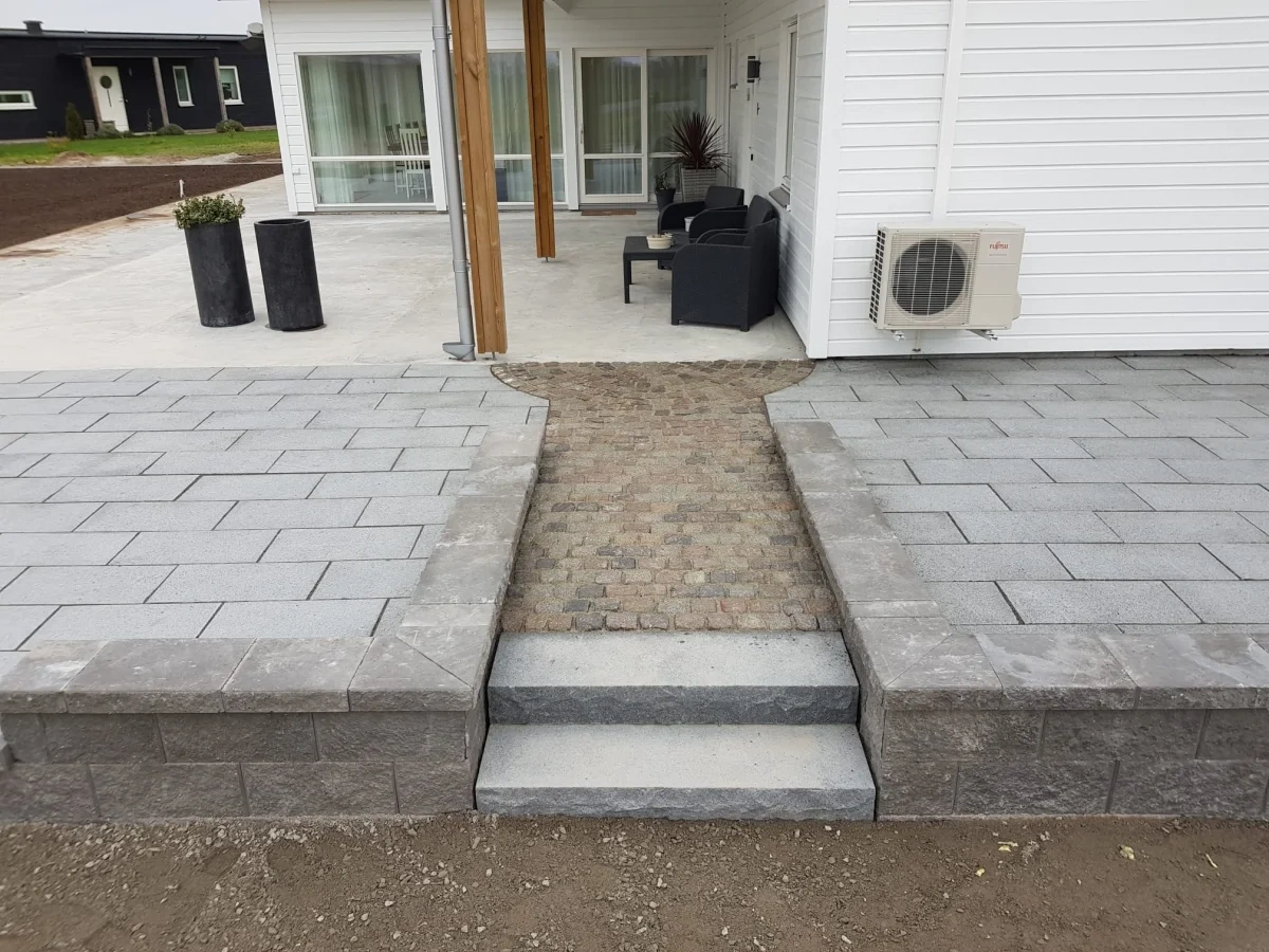 Komplett uteplats vid havet